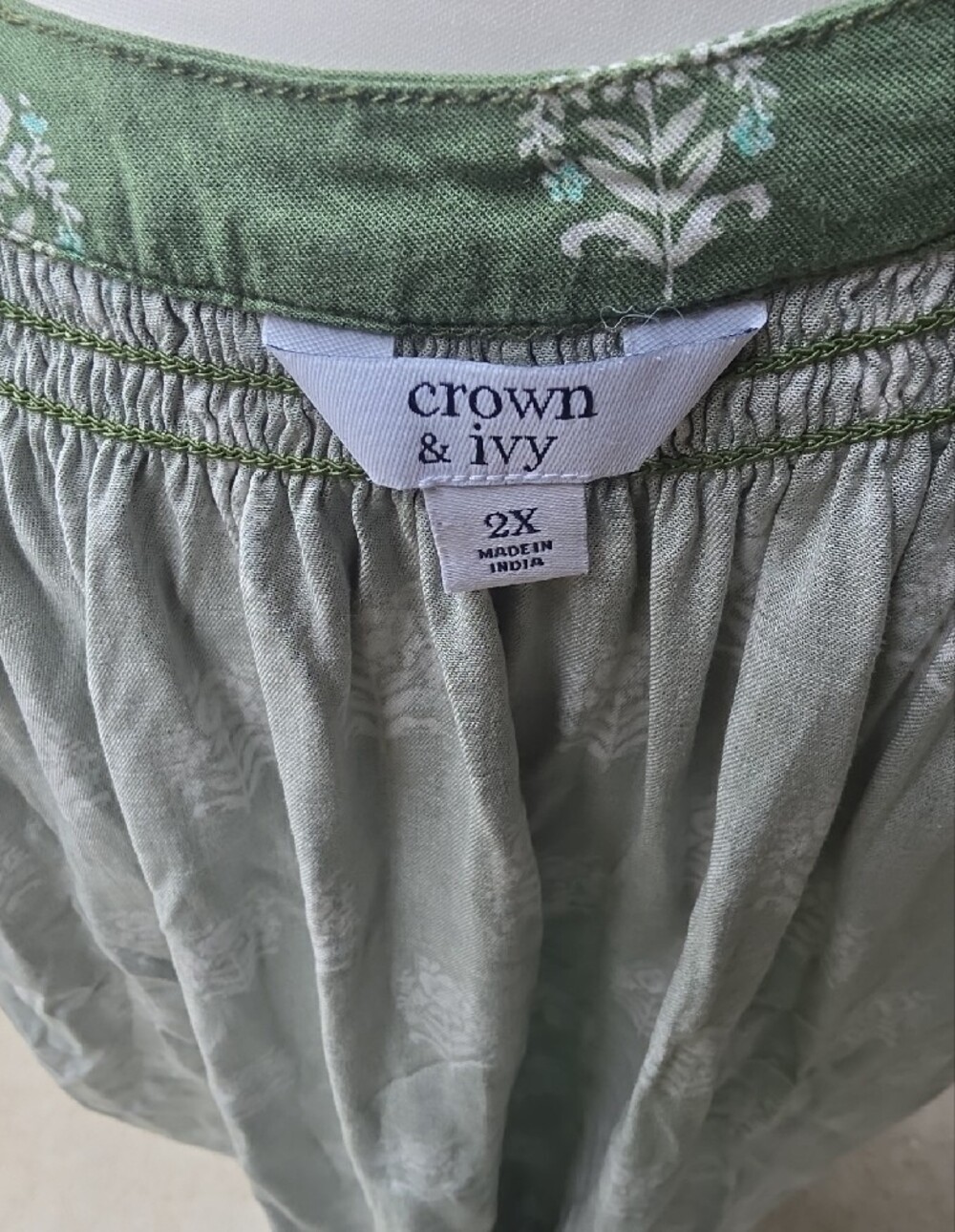 Crown & Ivy Women’s 2X Olive Green Floral Peasant Tunic - Picture 7 of 12